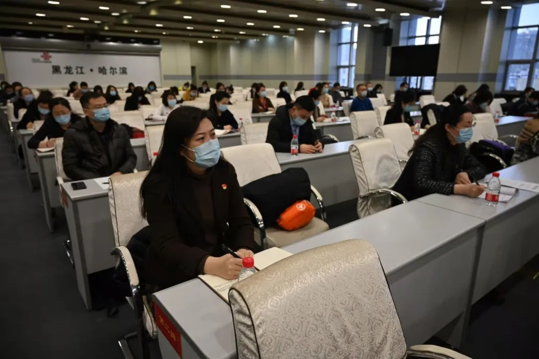 省妇联举办全省妇联系统学习贯彻党的十九届五中全会精神宣讲报告会(图6)