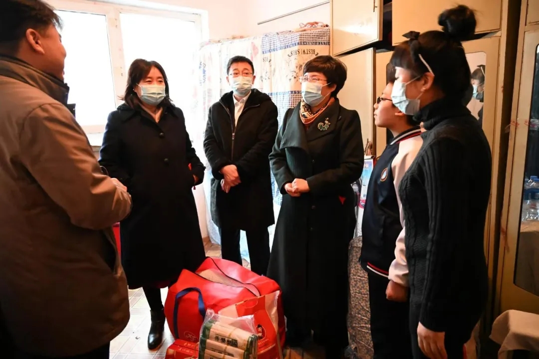“爱心护学”和“衣缘助力”公益项目启动 220名寒门学子首批受益(图4) “爱心护学”和“衣缘助力”公益项目启动 220名寒门学子首批受益(图4)