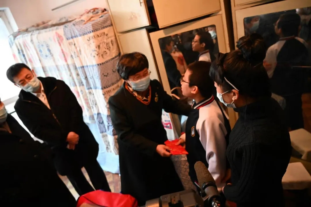 “爱心护学”和“衣缘助力”公益项目启动 220名寒门学子首批受益(图5) “爱心护学”和“衣缘助力”公益项目启动 220名寒门学子首批受益(图5)