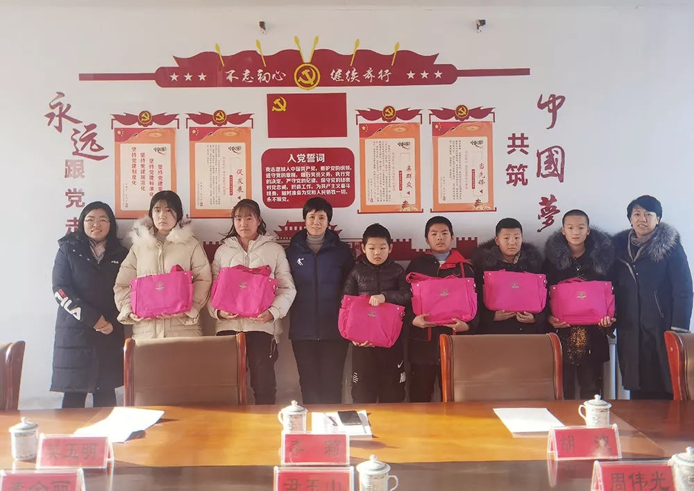 省妇联副主席李莉看望富裕县民乐村驻村工作队(图1) 省妇联副主席李莉看望富裕县民乐村驻村工作队(图1)